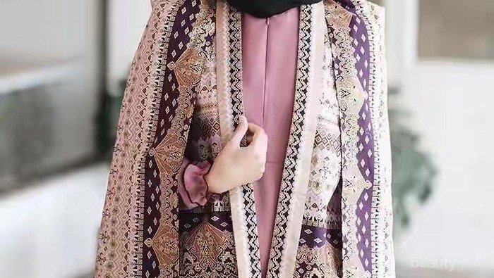 Tampil Stunning Ala Selebgram dengan Outfit Batik Modern Ini!