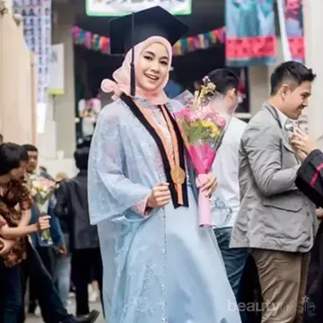 img-title Inspirasi Model Kebaya Brokat untuk Tampil Cantik di Hari Wisuda