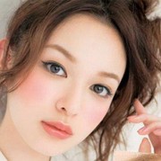 Jangan Asal, Gini Lho Cara Memakai Blush On di Bawah Mata!