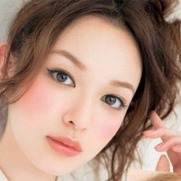 img-title Jangan Asal, Gini Lho Cara Memakai Blush On di Bawah Mata!