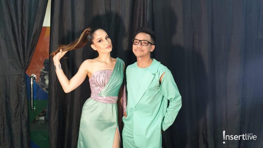 Tak malu, Cinta Laura akui pakai gelang mainan di acara Insert fashion Awards 2020.