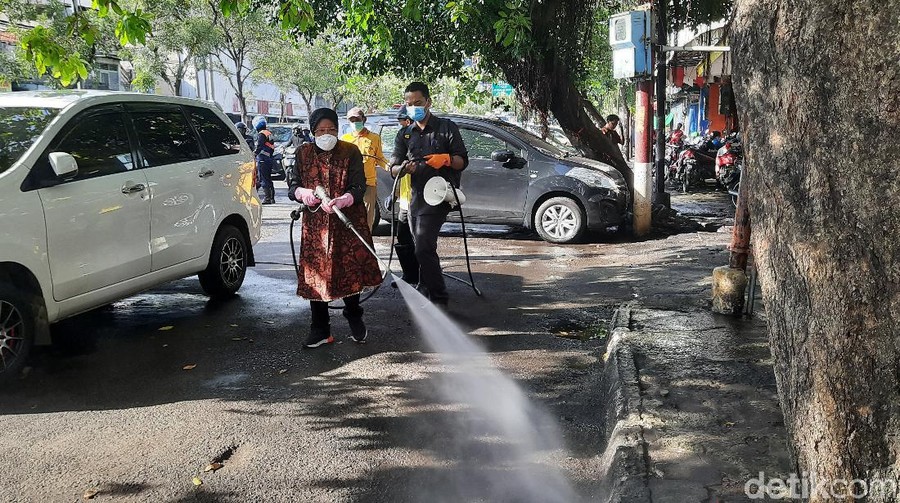 Viral Cairan Disinfektan Disemprot Langsung ke Wajah Nenek-nenek Jagat maya tengah viral soal petugas menyemprot cairan disinfektan.