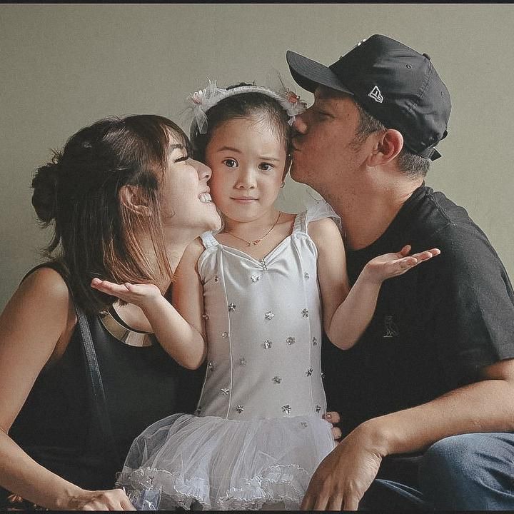 <p>Nah, ini pose yang spesial diminta Gempi. Kata Mama Gisel, "<em>Gaya requestan gempi nih. Kamu kamu cium aku dua dua dong. -trus mukanyaa gitu hahahahahaha..</em>" (Foto: Instagram @gisel_la)</p>