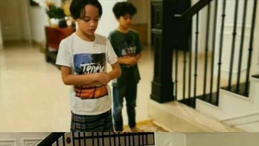 img-title Noah Putra BCL Salat di Hadapan Foto Mendiang Ashraf Sinclair