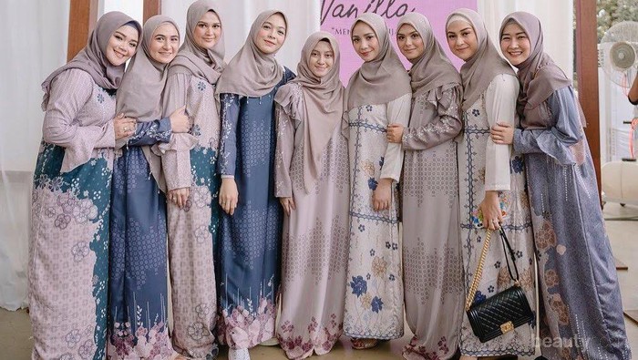 5 Koleksi Dress Vanilla Hijab untuk Tampil Cantik di Hari Raya, Busui Friendly!