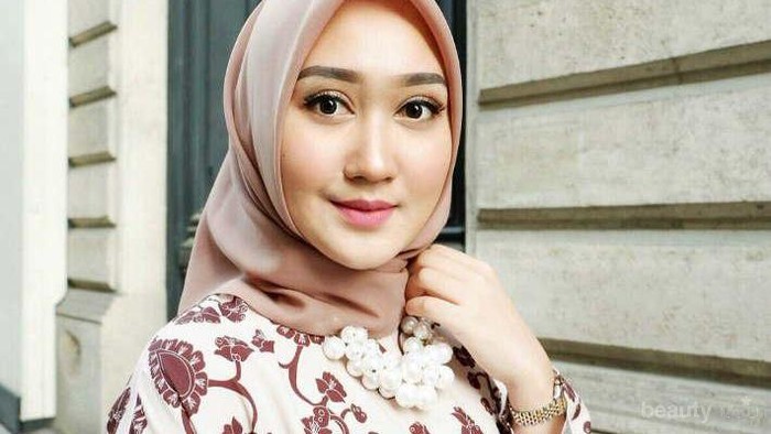 6 Inspirasi Gaya Busana Motif Etnik Dian Pelangi yang Kece dan Stylish
