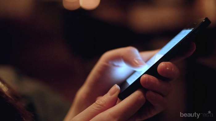 Susah Tidur, Sinar Layar Smartphone Bisa Jadi Penyebabnya