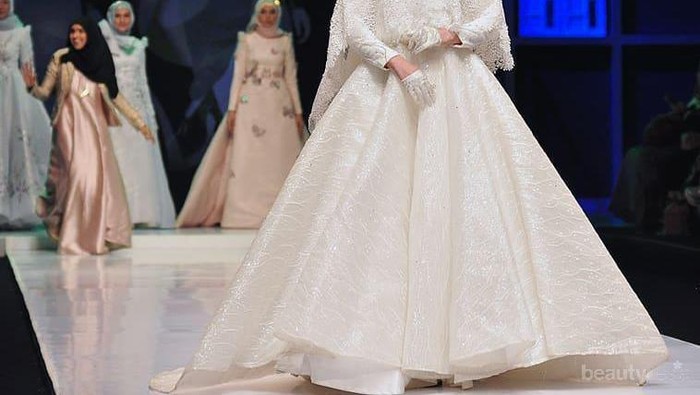 Semakin Anggun, Ini 5 Potret Cantiknya Kartika Putri Ketika Tampil di Atas Catwalk