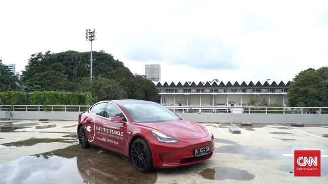 Menurut Elon Musk, Tesla Model S mampu berubah jadi perahu dalam periode tertentu dan bergerak menggunakan rotasi roda.