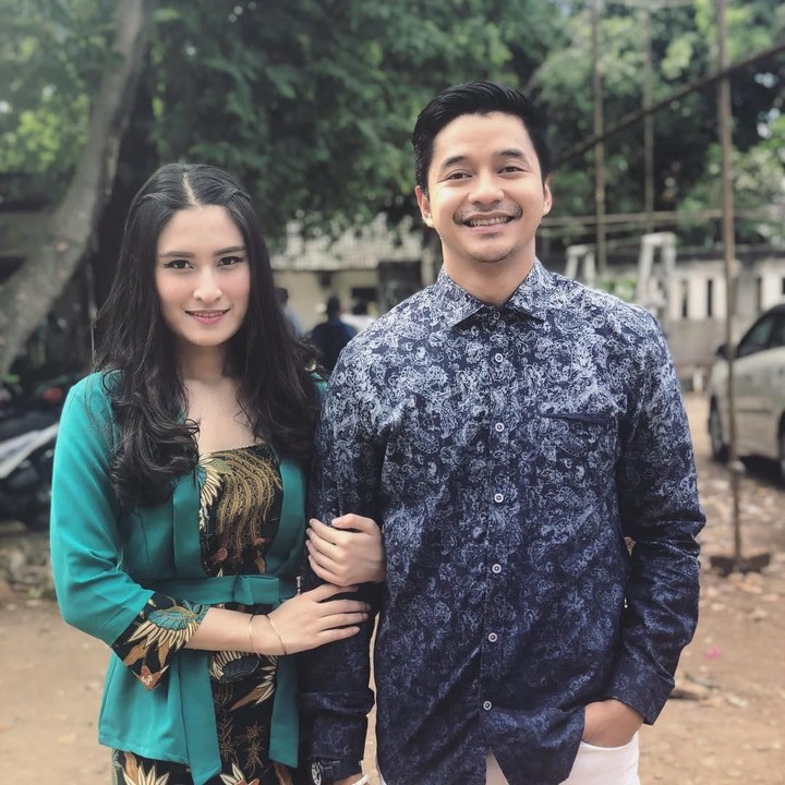 <p>Adly dan Angbeen dikabarkan terjerat cinta lokasi, Bunda. Yakni saat mereka main bersama di satu produksi sinetron. (Foto: Instagram @angbeenrishi)</p>