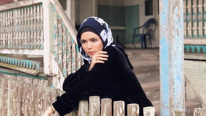 Style Tips : Hijab ala Desainer Vivi Zubedi untuk Kamu yang Bertubuh Mungil