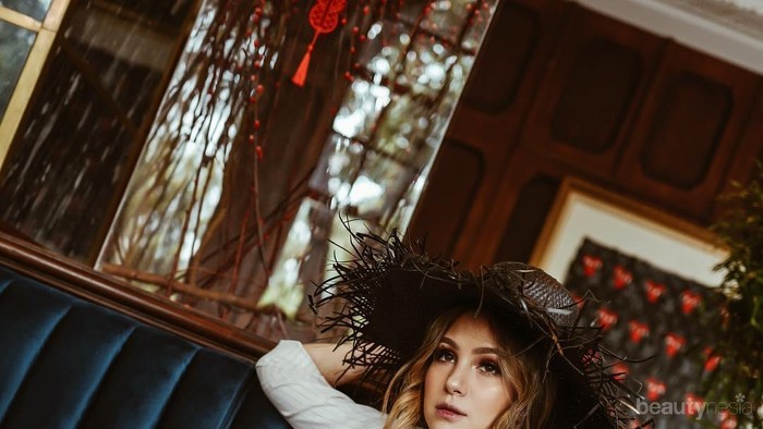 Inspirasi Gaya Sophisticated Paola Tambunan, Influencer Cantik Berwajah Blasteran