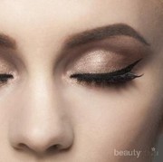 Eyeliner  Suka Luntur? Kamu Bisa Coba Pakai Eyeliner Waterproof Terbaik Ini