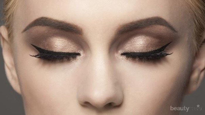 Eyeliner  Suka Luntur? Kamu Bisa Coba Pakai Eyeliner Waterproof Terbaik Ini