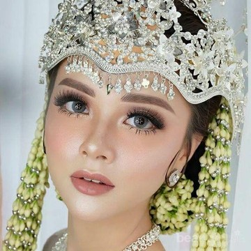 img-title Anti Luntur, Ini 5 Pilihan Foundation High End untuk Rias Pengantin!