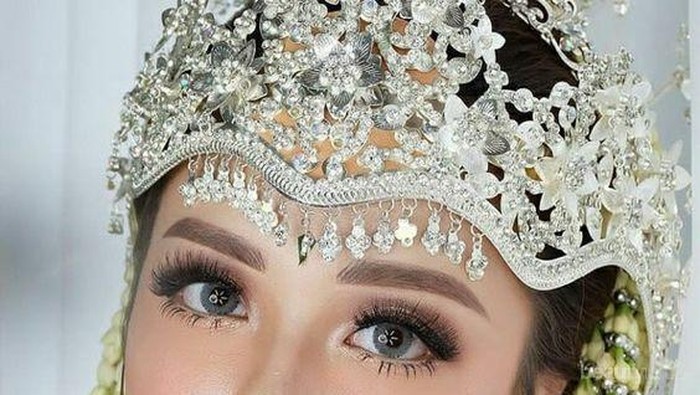 Anti Luntur, Ini 5 Pilihan Foundation High End untuk Rias Pengantin!