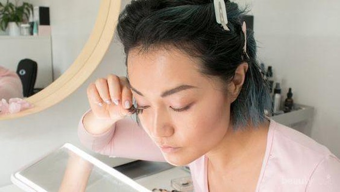 Ini Lho Ladies, 4 Langkah Mudah Memasang Bulu Mata Palsu Sendiri