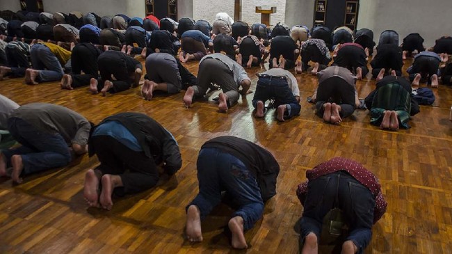 Ketua Bidang Fatwa MUI Asrorun Niam Sholeh mengungkapkan ibadah salat berjemaah bisa dilaksanakan dengan saf rapat seiring penurunan jumlah kasus covid-19.