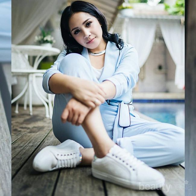 5 Outfit  Ini Tunjukkan Celana Jeans adalah Andalan Nagita  