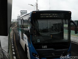 Bus TransJ Jalur Langit Mogok di Ciledug Bikin Macet, Penumpang Jalan Kaki