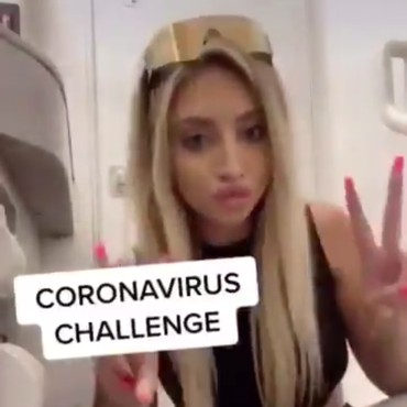 Kacau! Viral Wanita Jilat Kursi Toilet Demi Corona Challenge