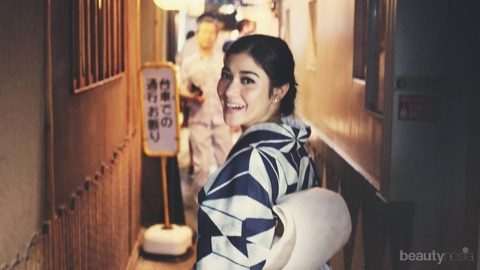 Adu Gaya Artis Cantik Saat Gunakan Kimono Jepang, Cantik Banget!