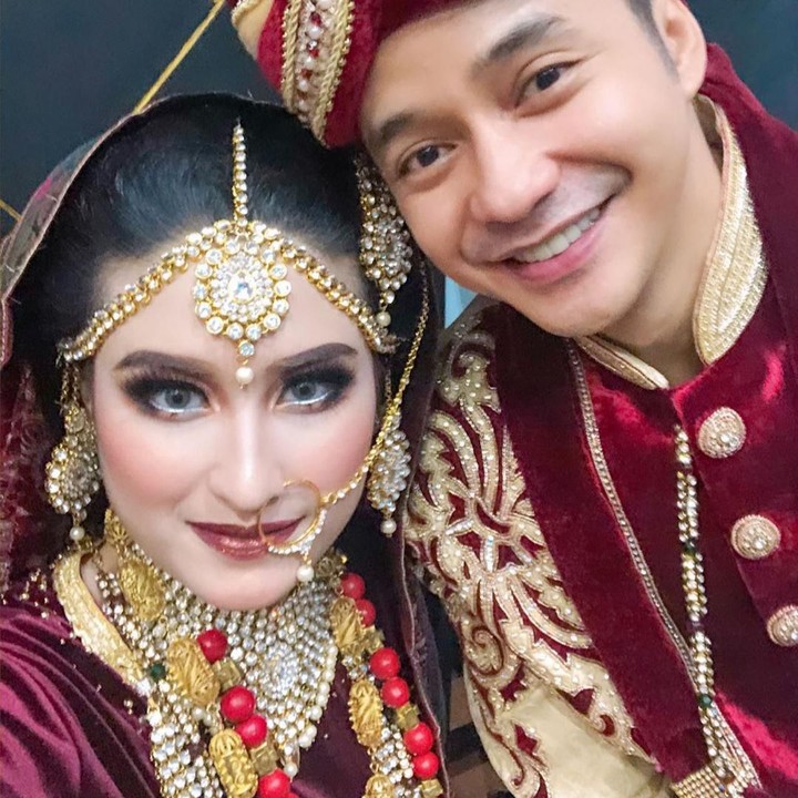<p>Kabar terbaru, ibunda Angbeen mengatakan dirinya dilaporkan ke pihak kepolisian. Disebutkan, Adly dan Angbeen melaporkan Yulia atas kasus pencemaran nama baik. Semoga masalahnya cepat selesai ya... (Foto: Instagram @angbeenrishi)</p>