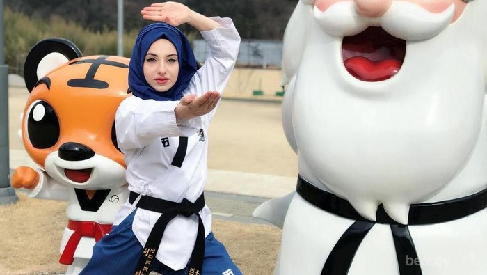 Inspirasi Gaya Hijabers Kubra Dagli, Atlet Cantik Asal Turki yang Mempesona!