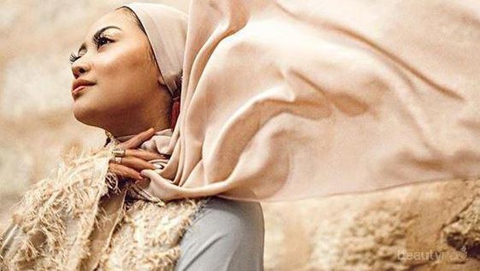 Contek Gaya Hijab Pashmina dan Segiempat Rachel Vennya Liburan di Turki Contek Gaya Hijab Pashmina dan Segiempat Rachel Vennya Liburan di Turki