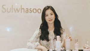Tampil Cantik Bersinar, Ternyata Ini Skincare Andalan Song Hye Kyo!