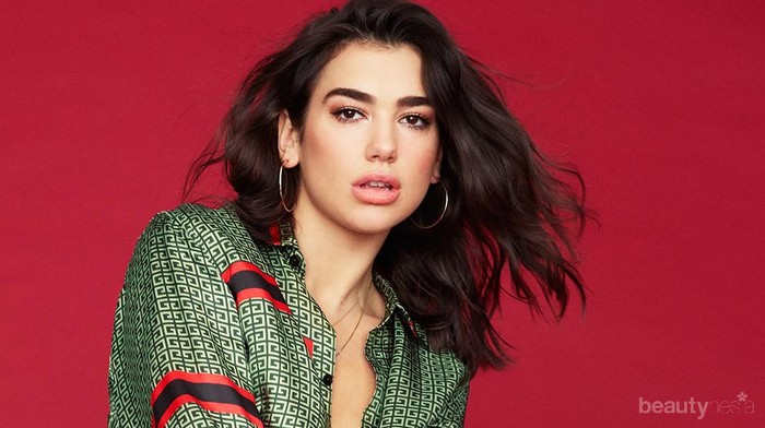 Penampilan Cantik dan Sexy Dua Lipa di Jakarta dengan Blazer Pink