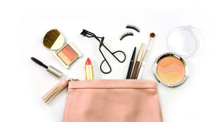 Gak Perlu Bawa Banyak, Cukup 7 Makeup di Pouch Kalian untuk Tampil Cantik Setiap Hari