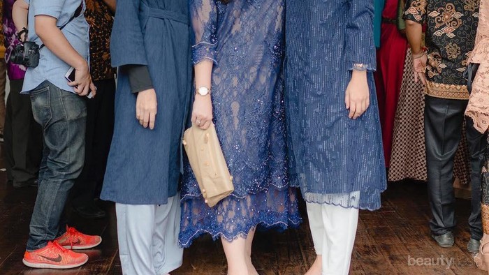 Tampil Cantik Anggun dengan Gamis Bernuansa Navy