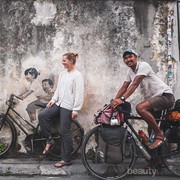 Viral! Pasangan Ini Bersepeda dari Belanda ke Indonesia, Couple Goals Banget!