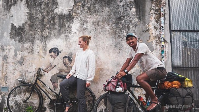 Viral! Pasangan Ini Bersepeda dari Belanda ke Indonesia, Couple Goals Banget!