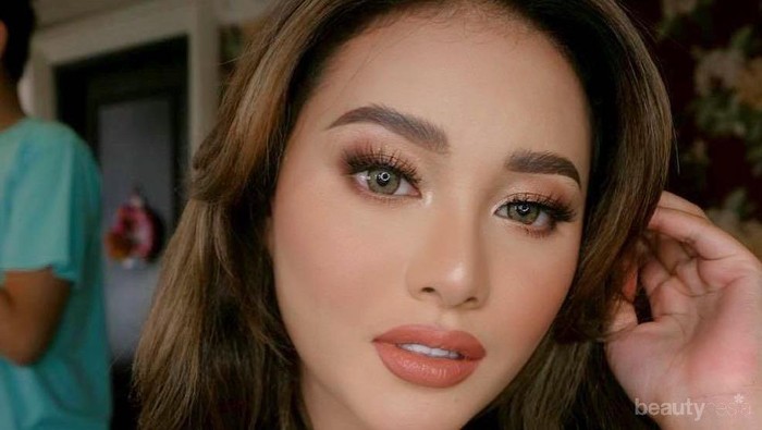 Aurel Hermansyah Beri Inspirasi Makeup dengan Lipstik Peachy Nude yang Sexy
