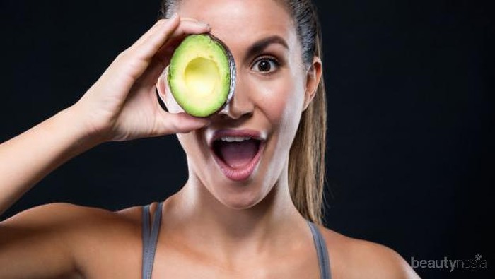 DIY: Masker Buah Alpukat di Musim Hujan, Ubah Kulit Wajah Tampak Lebih Muda!