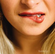 [FORUM] Lipstick aku lengket banget, gimana ya ngakalinnya?