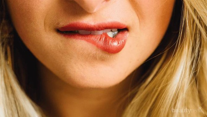 [FORUM] Lipstick aku lengket banget, gimana ya ngakalinnya?