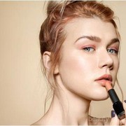 5 Rekomendasi Lipstik Lokal Warna Peach untuk Wajah Lebih Segar