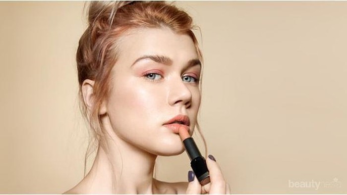 5 Rekomendasi Lipstik Lokal Warna Peach untuk Wajah Lebih Segar