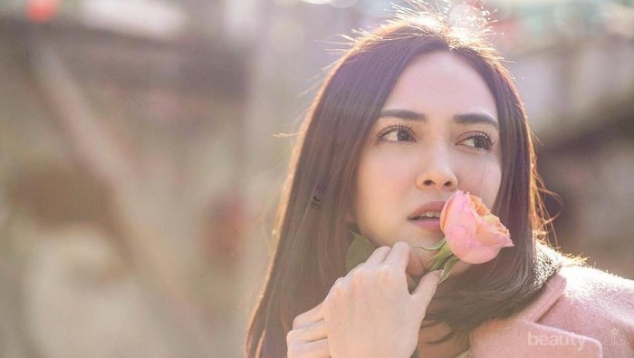 Natural Hingga Bold! Ini Dia 6 Makeup Shandy Aulia yang Bisa Ladies Tiru