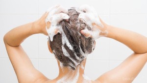 Anti Lepek! 5 Rekomendasi Shampo untuk Perawatan Rambut Berminyak