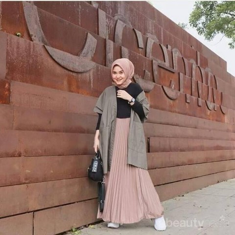 Hijab Style Inspirasi Padu Padan Cardigan untuk Gaya Layering yang Chic