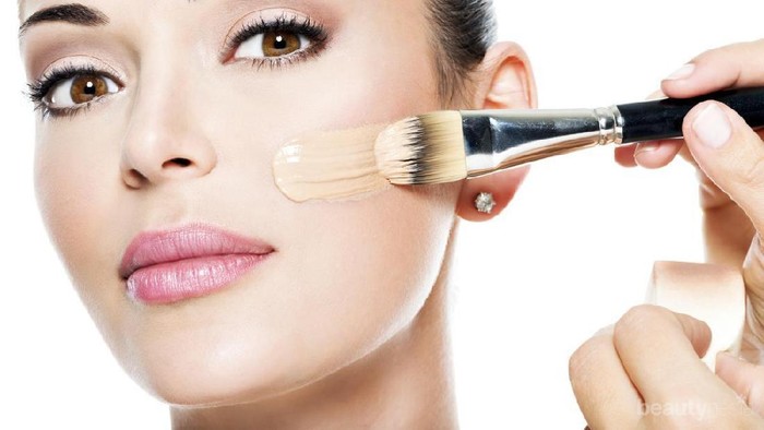 8 Tips Memakai Foundation yang Tepat agar Wajah Terlihat Cantik Natural