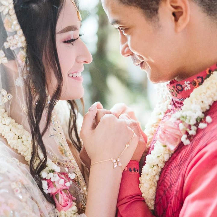 <p>Ibunda Angbeen mengaku tidak diberi tahu saat putrinya bertunangan dengan Adly. Ia pun tidak menghadiri acara yang digelar di kediaman Angbeen di Jakarta Selatan itu. (Foto: Instagram @angbeenrishi)</p>