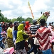 Liburan ke Lombok? Jangan Lewatkan Menyaksikan Adat Unik Ini