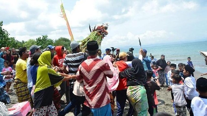 Liburan ke Lombok? Jangan Lewatkan Menyaksikan Adat Unik Ini Liburan ke Lombok? Jangan Lewatkan Menyaksikan Adat Unik Ini