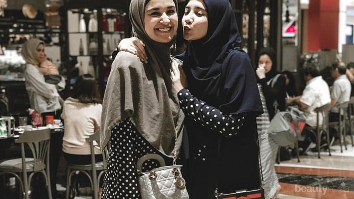 Adu Gaya Hijabers Duo Sungkar dalam Busana Syar'i, Lebih Cantik Mana?