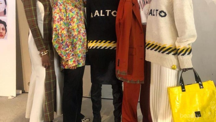 5 Model Hijabers Cantik Berjalan di Paris Fashion Week 2019